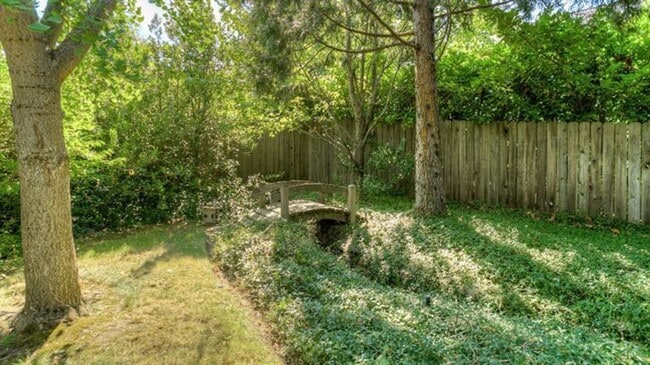 Building Photo - Serene 3 bed/2 bath home in beautiful garden setting | Available June