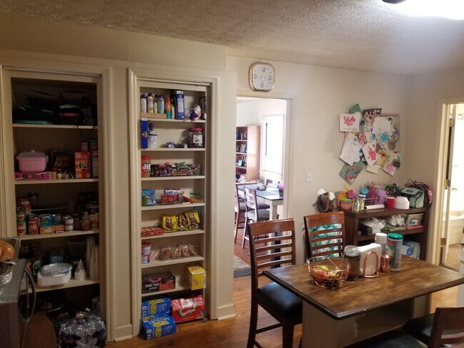 Building Photo - Charming 3 Bedroom Farmhouse in Winchester!