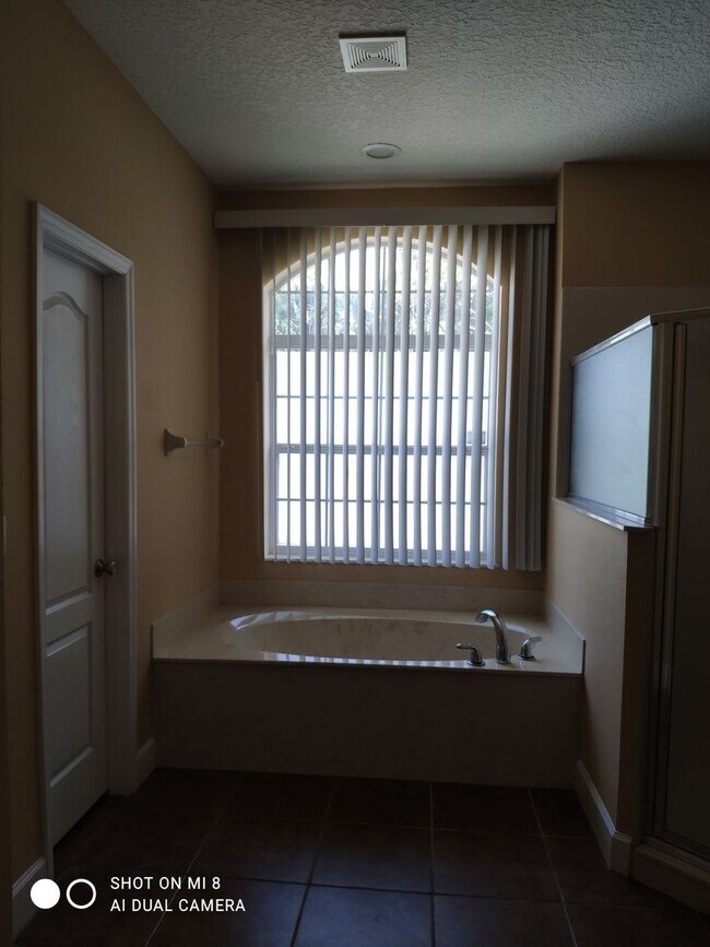 Building Photo - Luxurious 4/3/2 with circular driveway. Available after 06/10/26