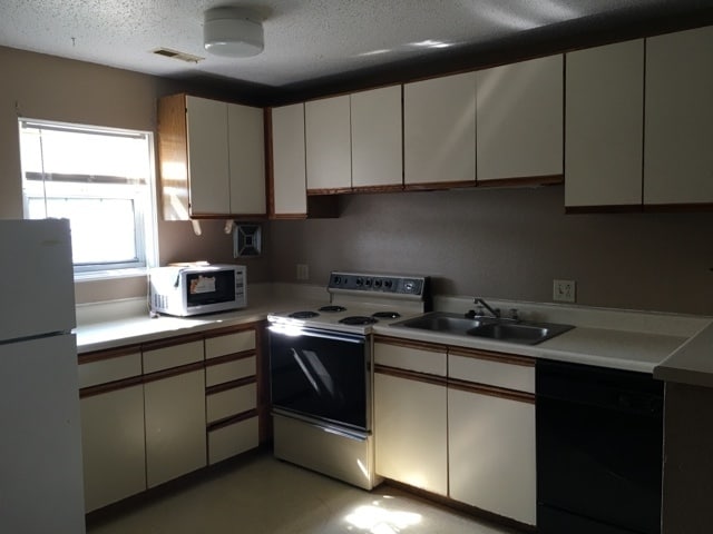 Building Photo - 2 Bedroom Apartment on Second Floor