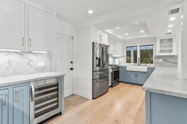 Building Photo - Remodeled Huntington Home!
