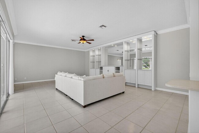 Building Photo - 121 Savona Dr