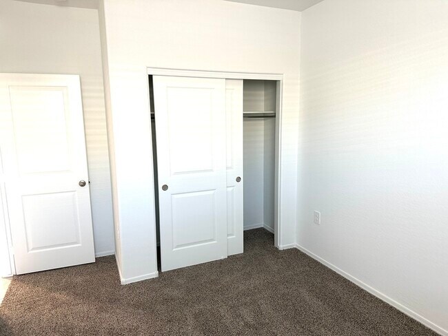 Building Photo - Gorgeous NEWER 4 bedroom 2 bath home in Carlton