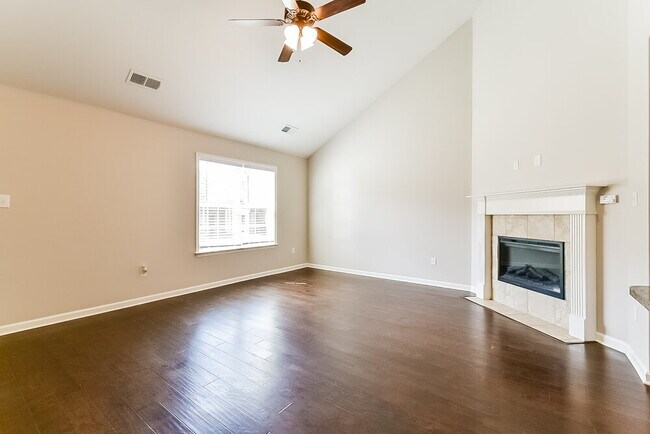 Building Photo - 7553 Glen Laurel Way