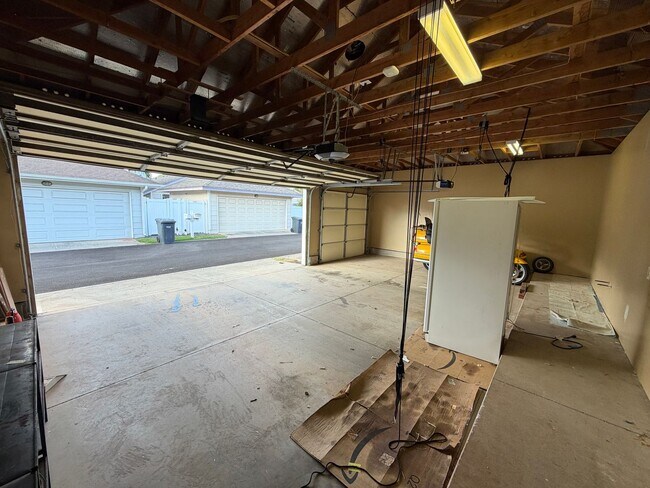 Building Photo - Spacious 4-Bedroom Ewa Beach Home with Den...
