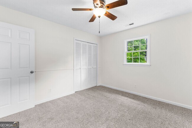 Building Photo - 223 Pinehaven Dr