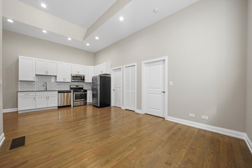 Building Photo - 1946 S Racine Ave