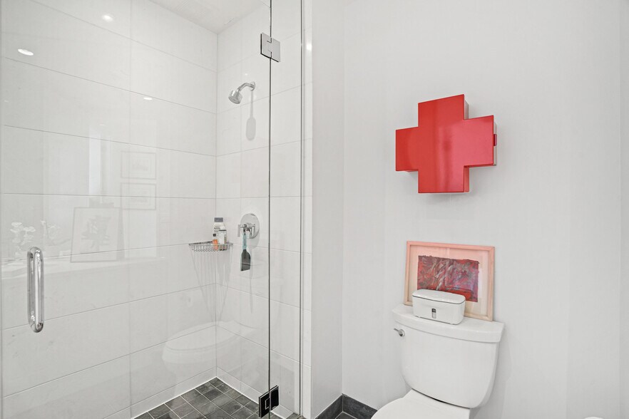 Secondary bath - 1177 22nd St NW