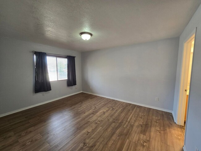 Building Photo - Spacious 2-Bedroom, 2-Bath Top-Floor Unit ...