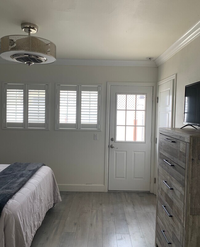 Large Master bedroom walkout to side yard - 17461 Keswick St