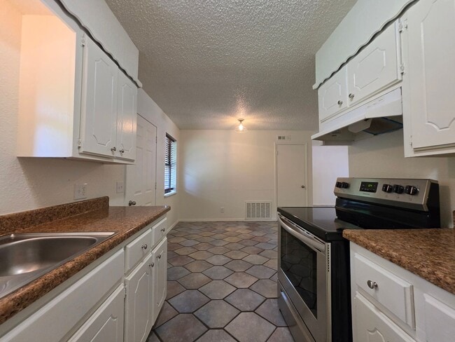 Building Photo - 3 bedroom home in Tecumseh!