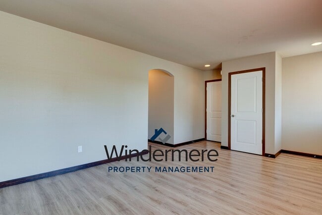 Building Photo - 3 Bedrooms 2 Bath Located In Crosby Commons