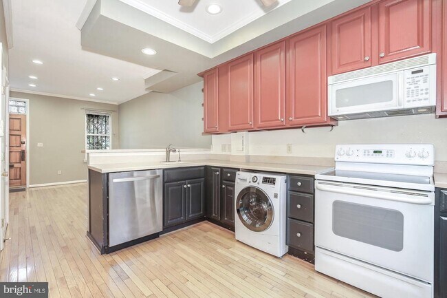 Building Photo - 225 Parker St NE