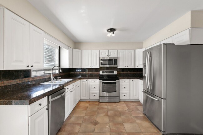 Building Photo - House in Littleton with Great Outdoor Space