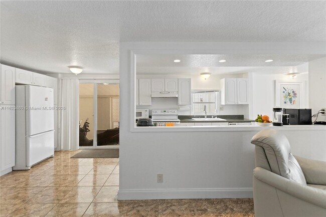 Building Photo - 5620 Lagoon Dr