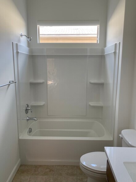Guest bathtub in guest bath….. - 61 Bordeaux