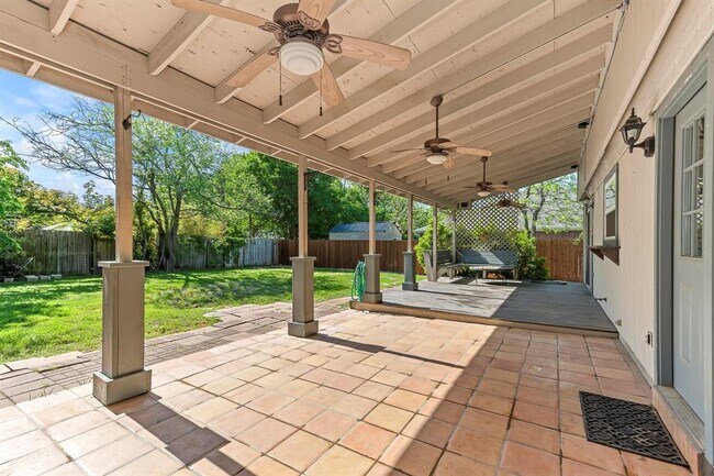 Building Photo - 1807 Iris Ln