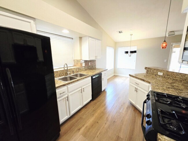 Building Photo - 925 Chaps Cir