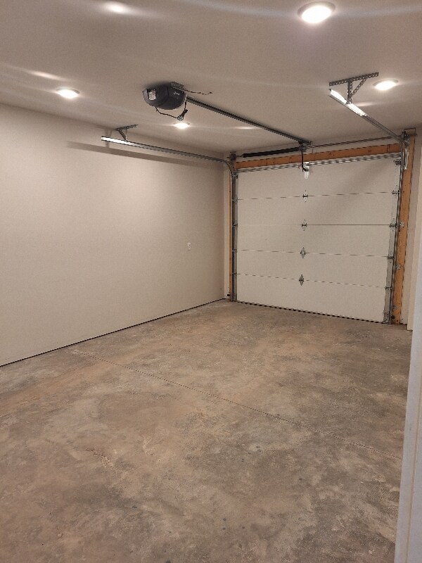 Building Photo - 705 S Oak St
