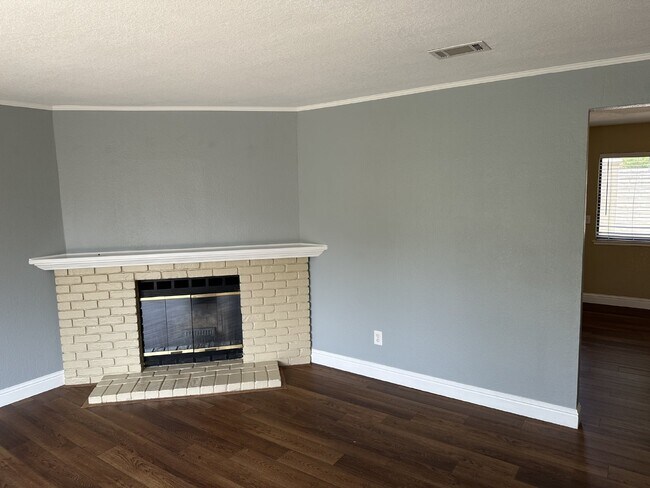 Building Photo - Spacious 3 Bed, 2.5 Bath West Dublin Townh...