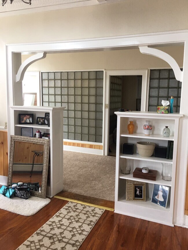 Building Photo - 327 Main St