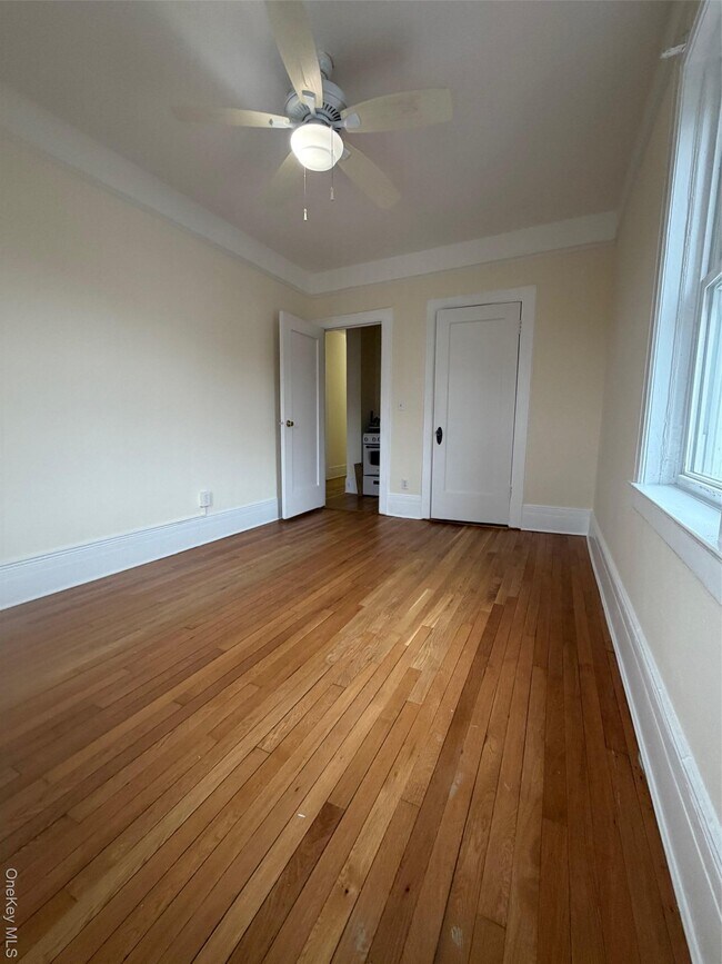 Building Photo - 837 White Plains Rd