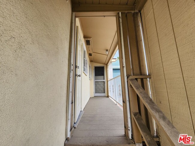 Building Photo - 5264 Cahuenga Blvd