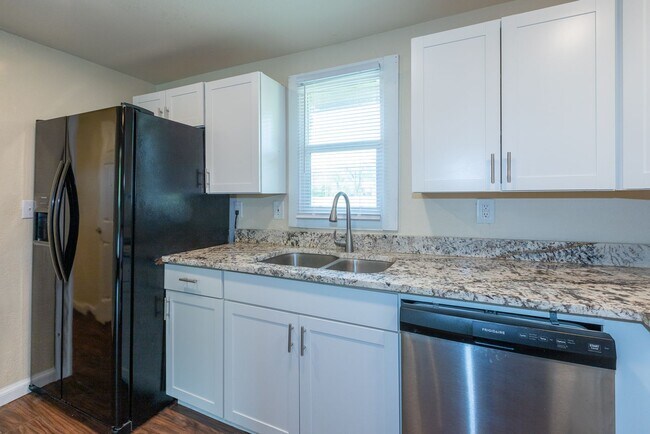 Building Photo - 3 Bed | 2 Bath in Coweta!