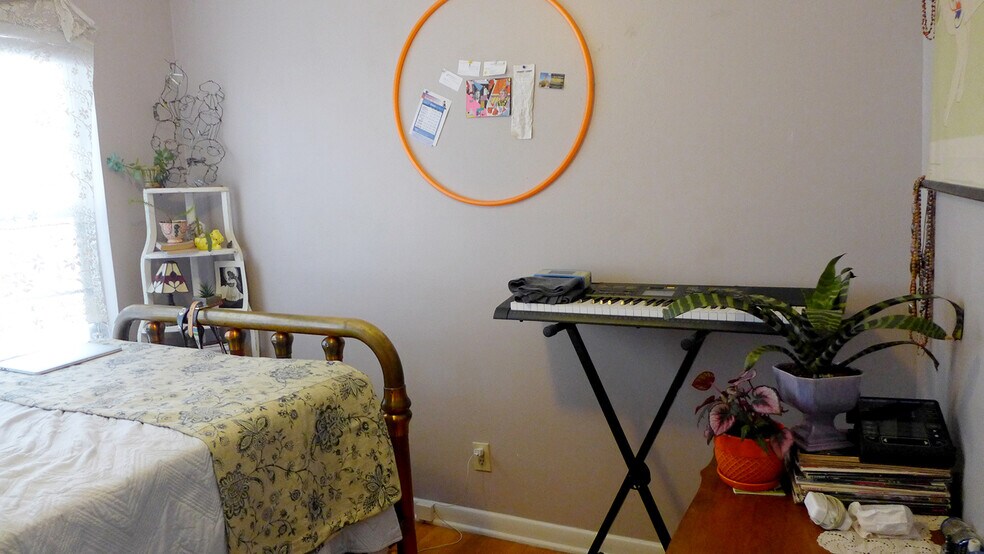 Building Photo - 310 West Mistletoe Avenue