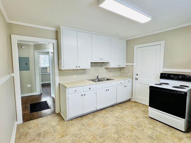 Building Photo - 2023 Windsor Ave