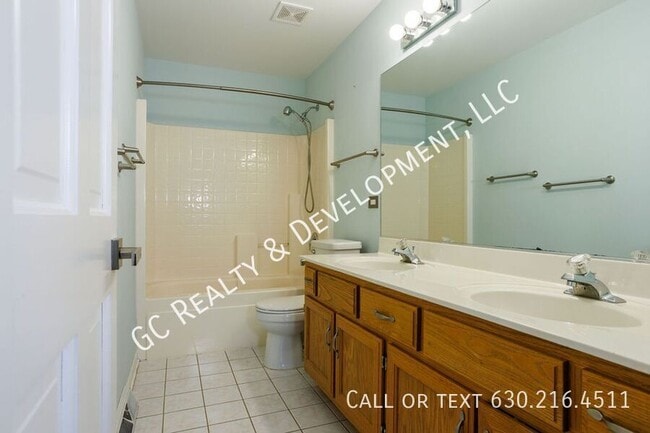 Building Photo - 810 Clarendon Ln