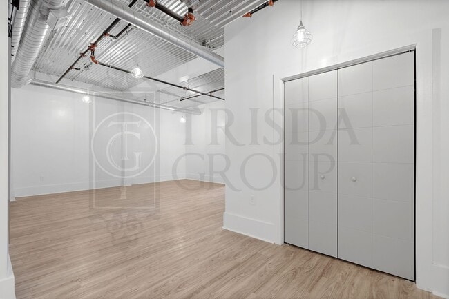 Building Photo - Apt 4 Avail July 18th!  Unique 2 BR, 2 BATH Apt in the HEART of Mt Washington!  3 Off Street Park...