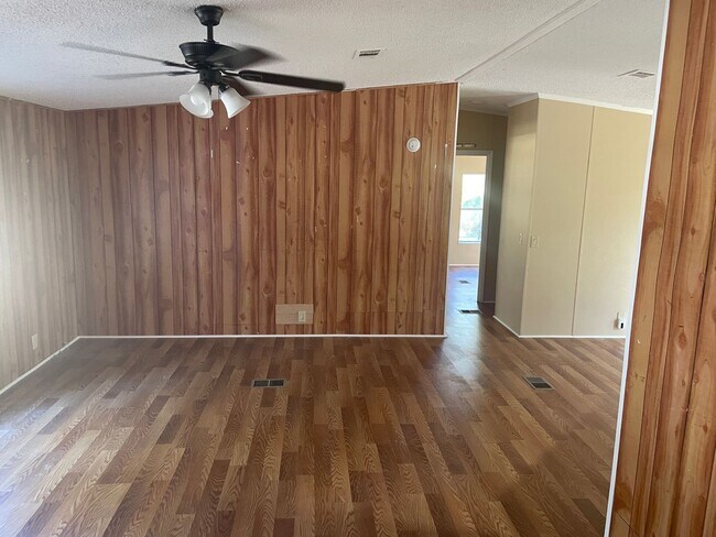 Building Photo - 3/2 Manufactured Home in the Country.