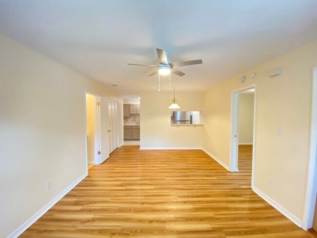 Building Photo - Wow! 2 bedroom, 2.5 bath, two story townho...