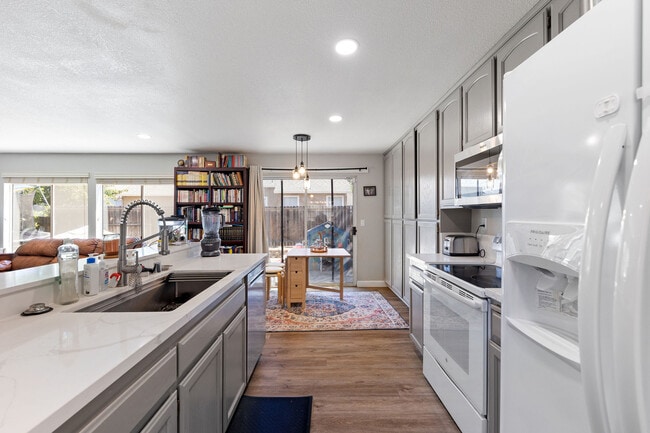 Building Photo - 907 Shadywood Cir