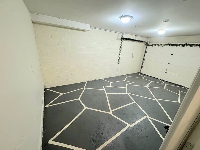 Building Photo - 305 S 6th St