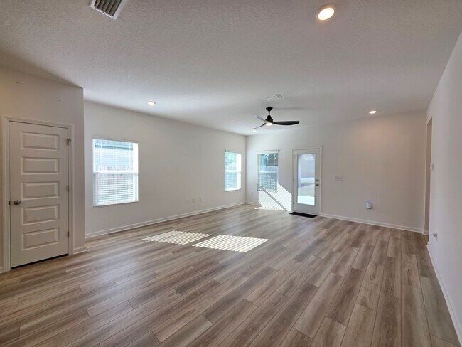 Building Photo - 3BR/2BA home with internet included