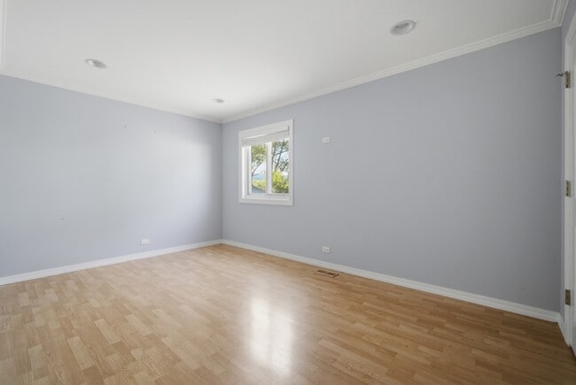 Building Photo - 1180 Cove Dr