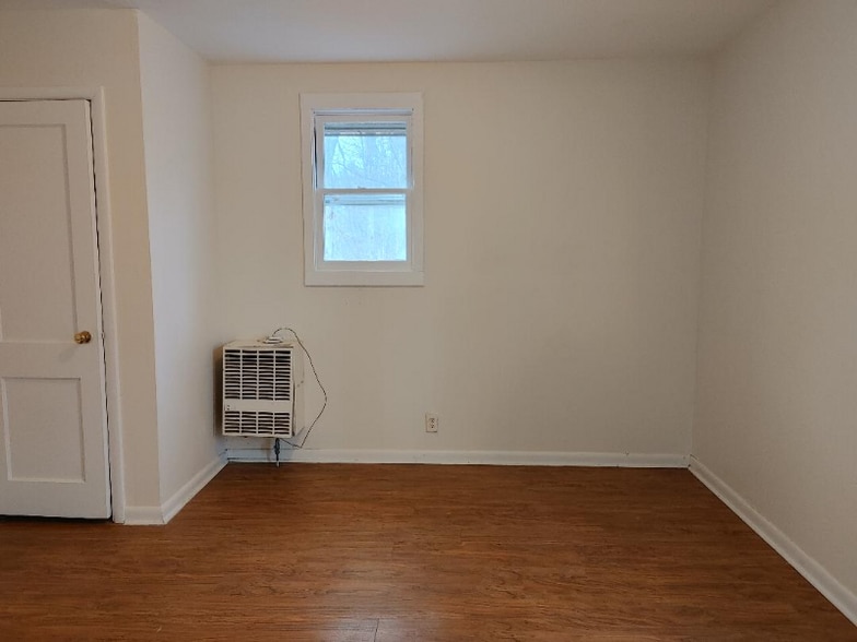 Building Photo - 8 Freehold Mills Dr