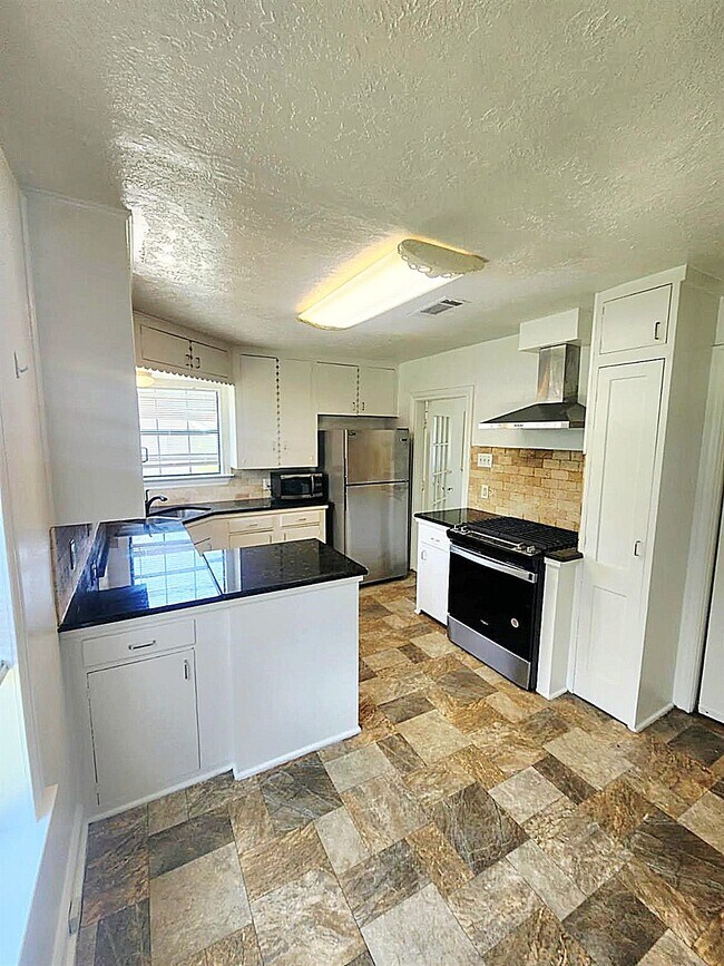 Building Photo - 236 W 31st St