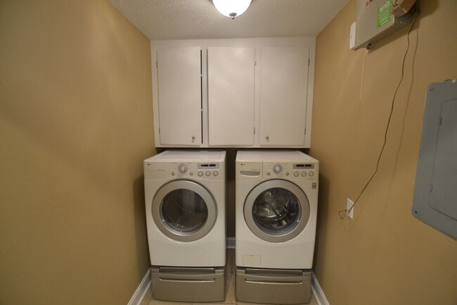 Building Photo - Must See!  Beautifully remodeled 3 bedroom, 2 bath home in Park Forest - Oakcrest Subdv