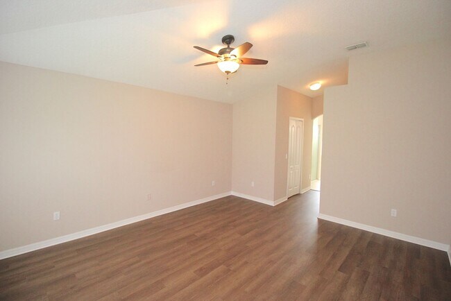 Building Photo - Huge 4 Bed 3 Bath Home w FENCED YARD and SCREENED LANAI for Rent!