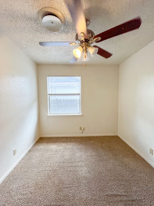 Building Photo - Available NOW!!!! Gorgeous 3 bedroom, 1 ba...