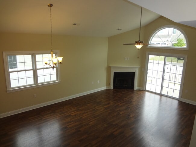 Building Photo - Luxurious and Spacious Home
