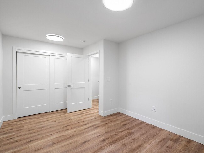 Building Photo - 4 bed/3.5 Bath Townhouse in Richmond Neighborhood, SE Portland