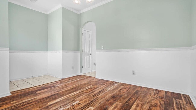 Building Photo - "Charming 2-Bed Townhouse with 2.5 Baths i...