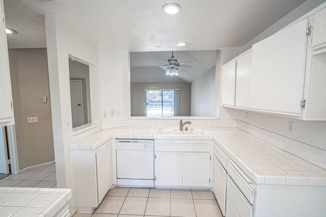 Building Photo - COMING SOON! Las Ventanas Community 2 Bedroom Condo in Valencia!