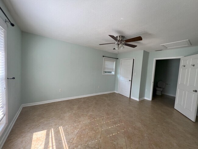 Building Photo - 1207 Sunshine Dr