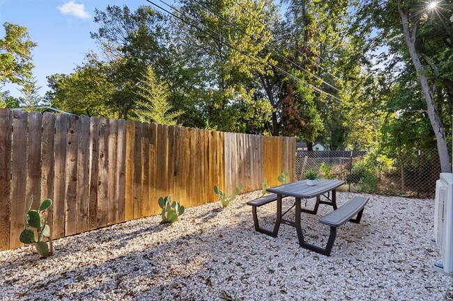 Building Photo - 1100 Romeria Dr
