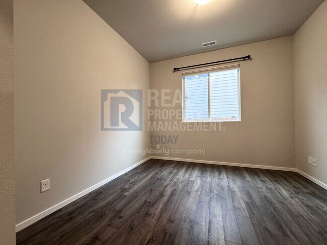 Building Photo - Spacious Modern 5-Bedroom Home with 3-Car ...